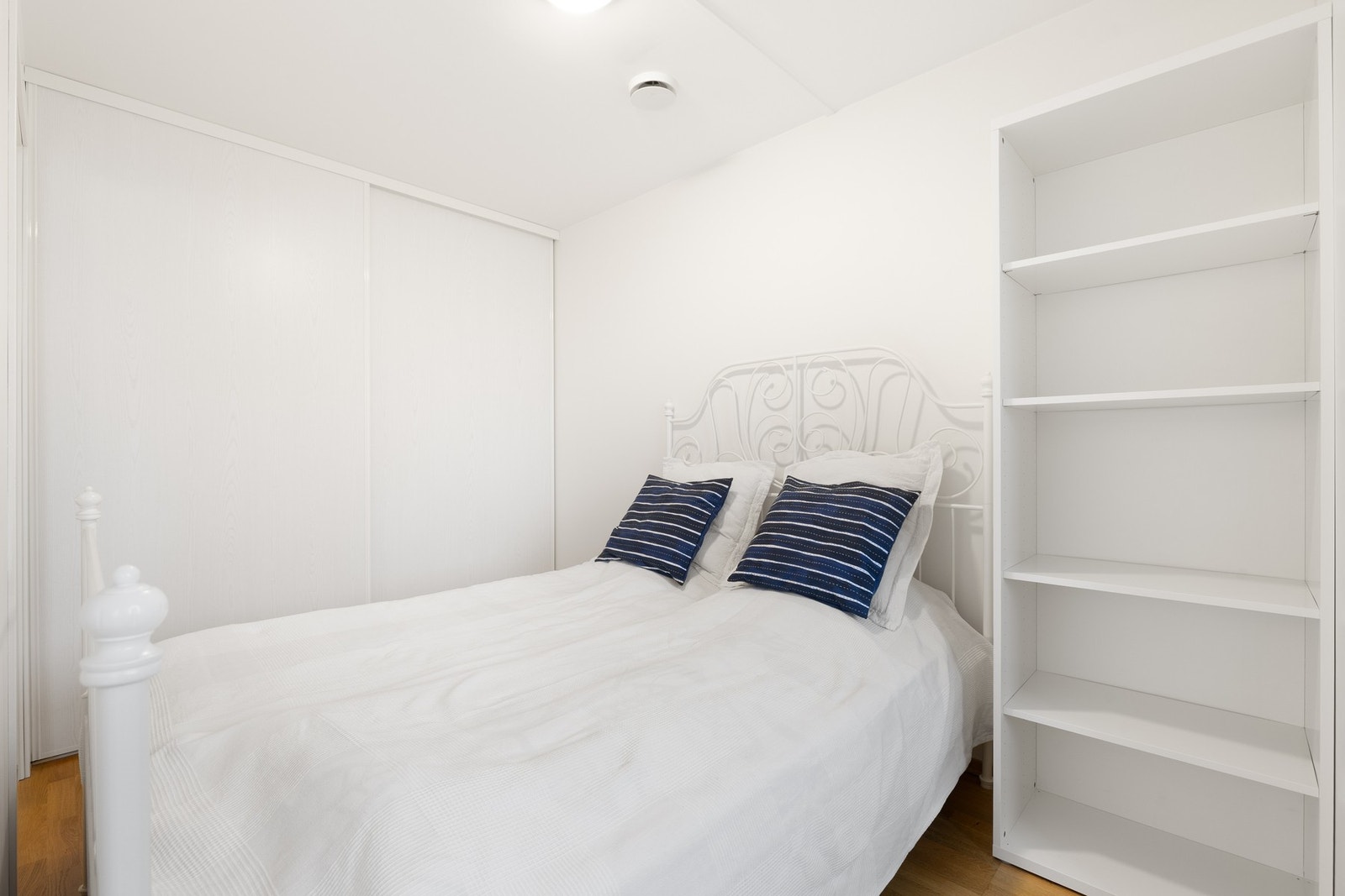 Her er det god plass til dobbelt seng og gode oppevaringsmuligheter i hyller og skyvedørsgarderobe. Galleribilde