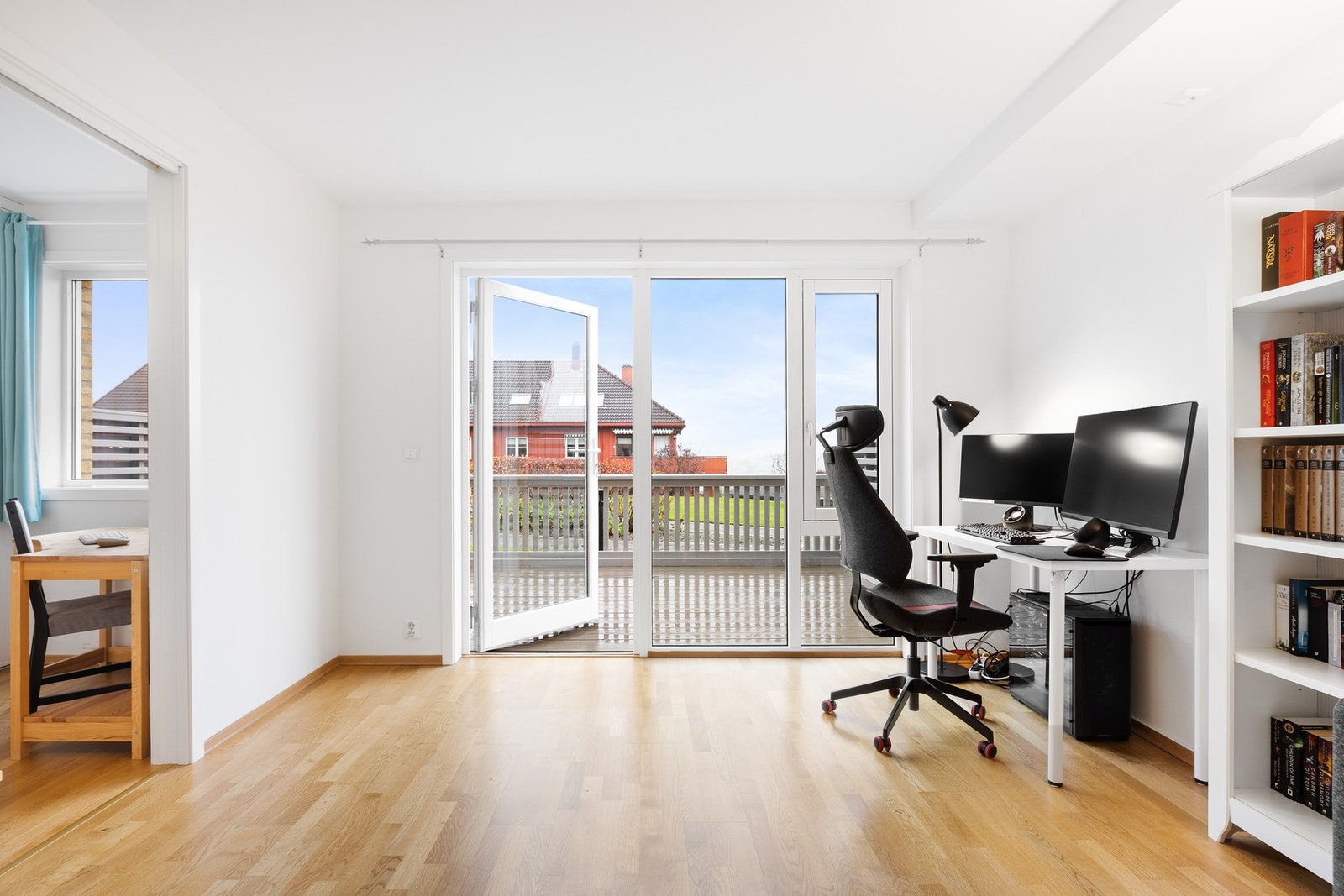 På stuen er det store vindusoverflater, samt tilgang til balkong på 15 kvm som fungerer som en utvidelse av stuen på sommerstid. Galleribilde