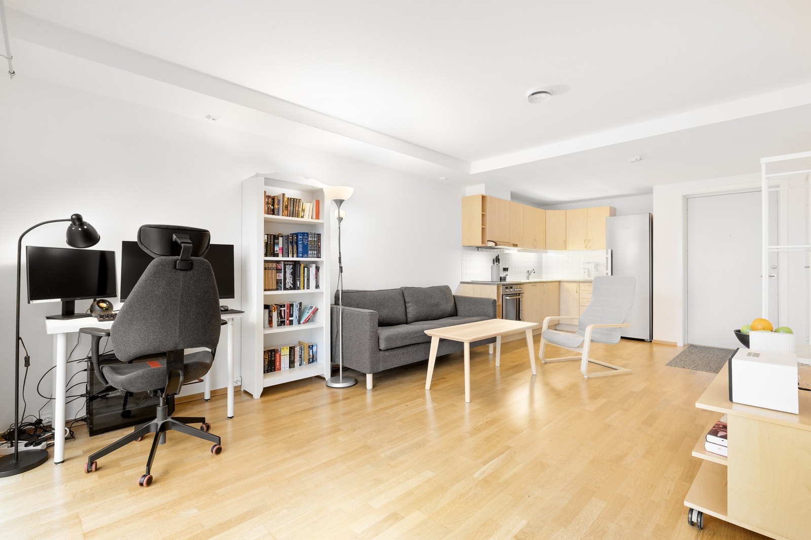 Stuen danner en åpen løsning mot kjøkkenet og har parkett på gulv. Det er innstallert fibernett. Galleribilde