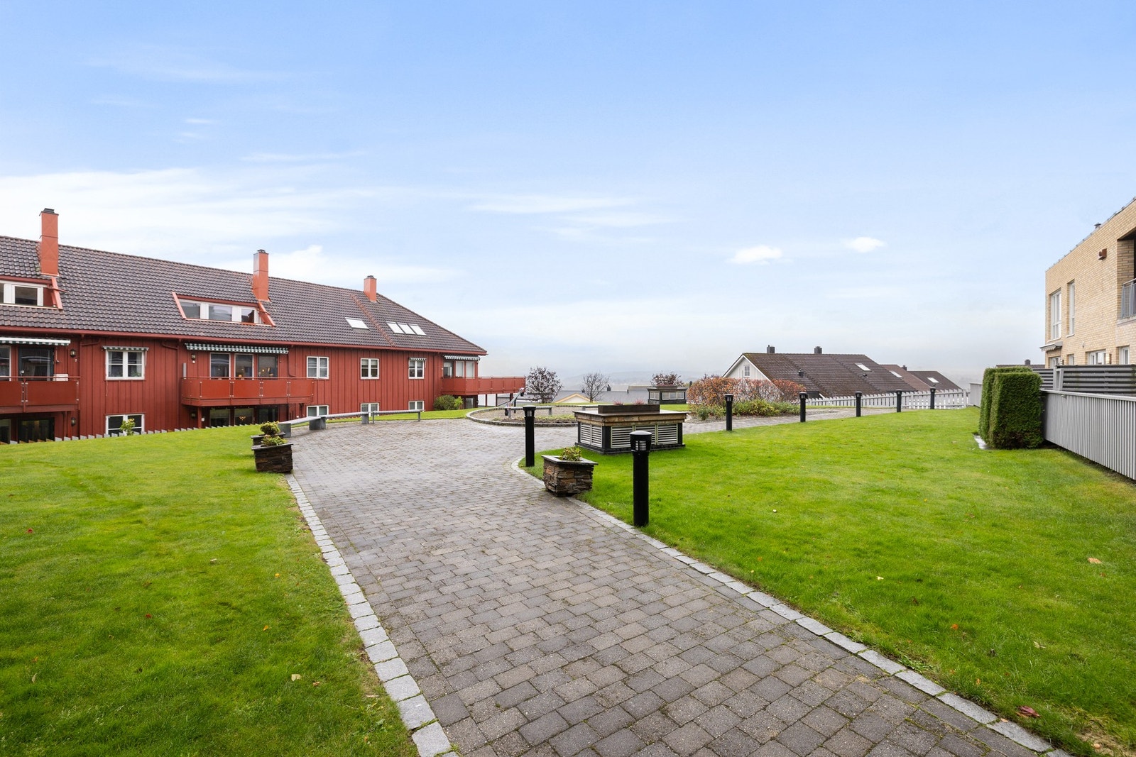 Leiligheten ligger i et svært rolig område på Hallset. Galleribilde