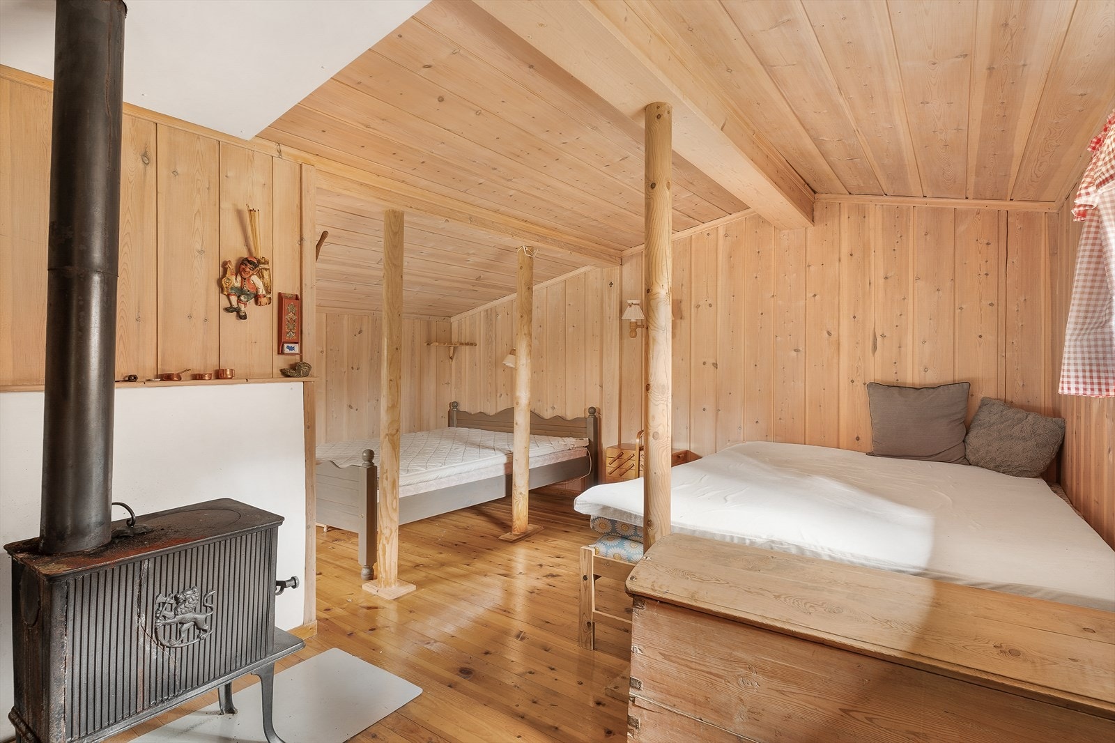 Det andre soverommet ble tilbygget i 1965. Rommet har både innvendig og utvendig adkomst, og egen vedovn. Galleribilde