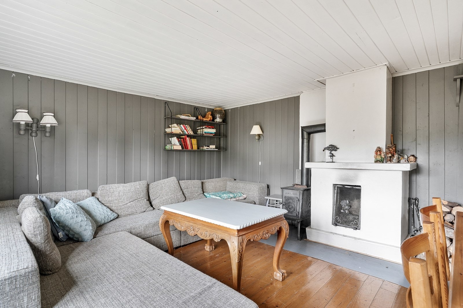 Det er installert peis og vedovn. Galleribilde