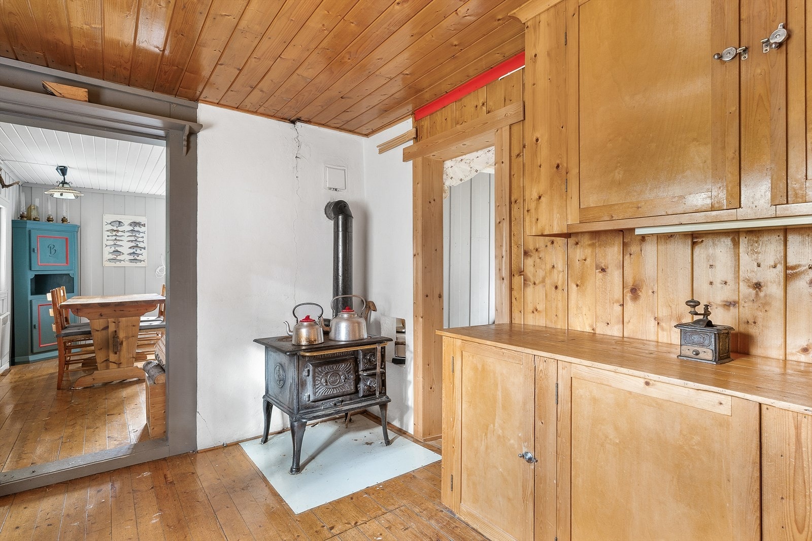 Vedkomfyren i kjøkkenet følger ikke med i salget. Galleribilde