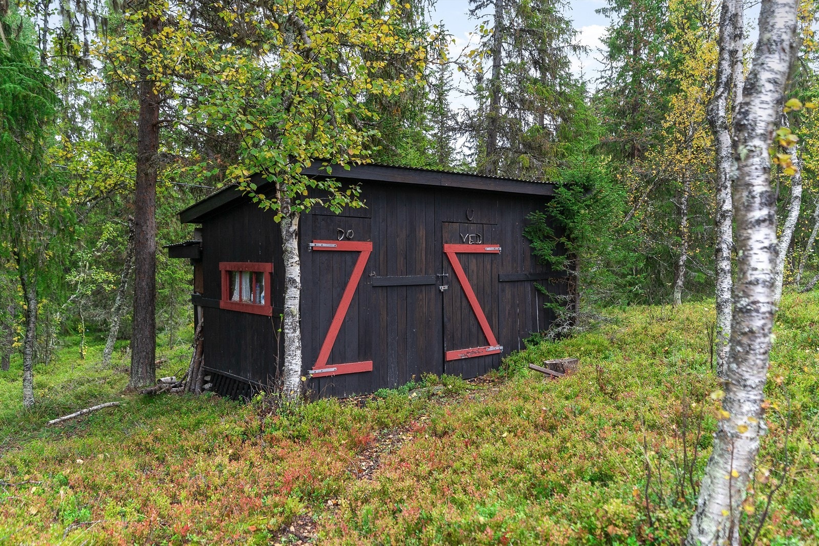 I tillegg består eiendommen av et uthus med lagringsplass og utedo. Galleribilde