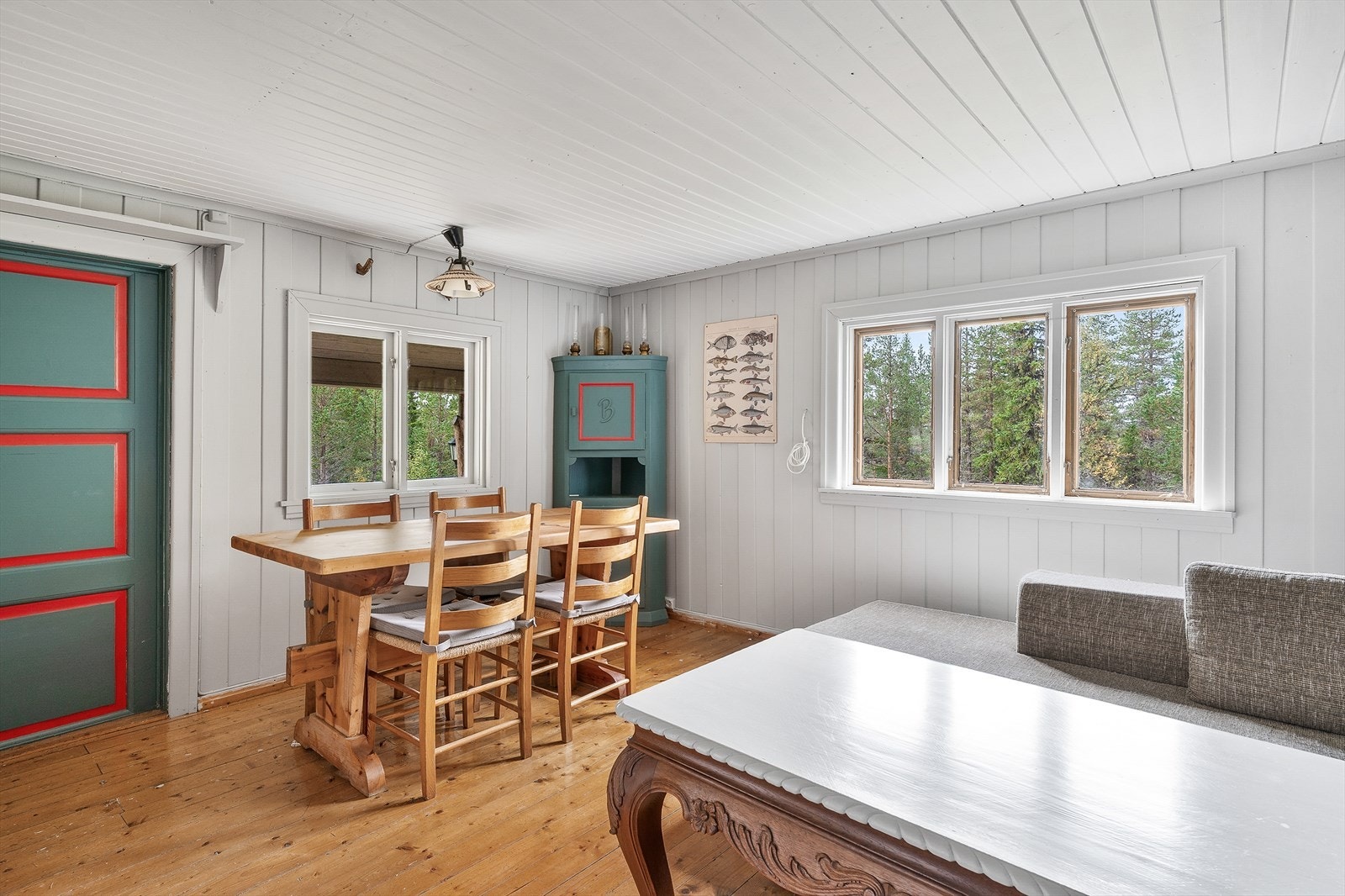 Stua har plass til bl.a. sofagruppe og spisestue mm. Galleribilde