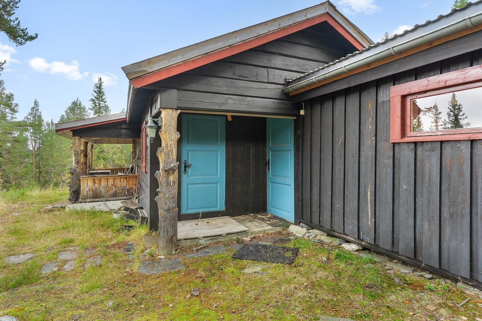 Hytta har et overbygd inngangsparti. Galleribilde