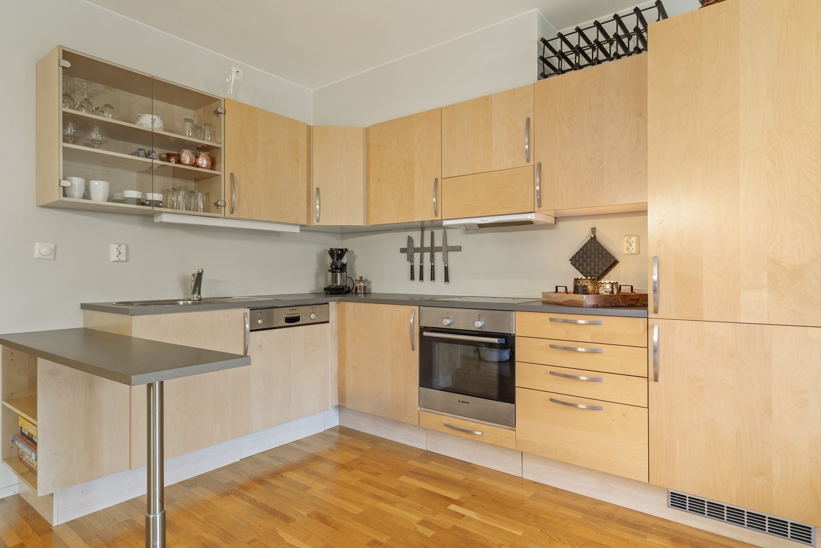 Pent kjøkken med integrerte hvitevarer Galleribilde