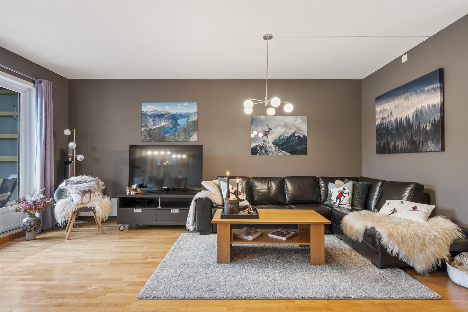 Stue med utgang til veranda Galleribilde