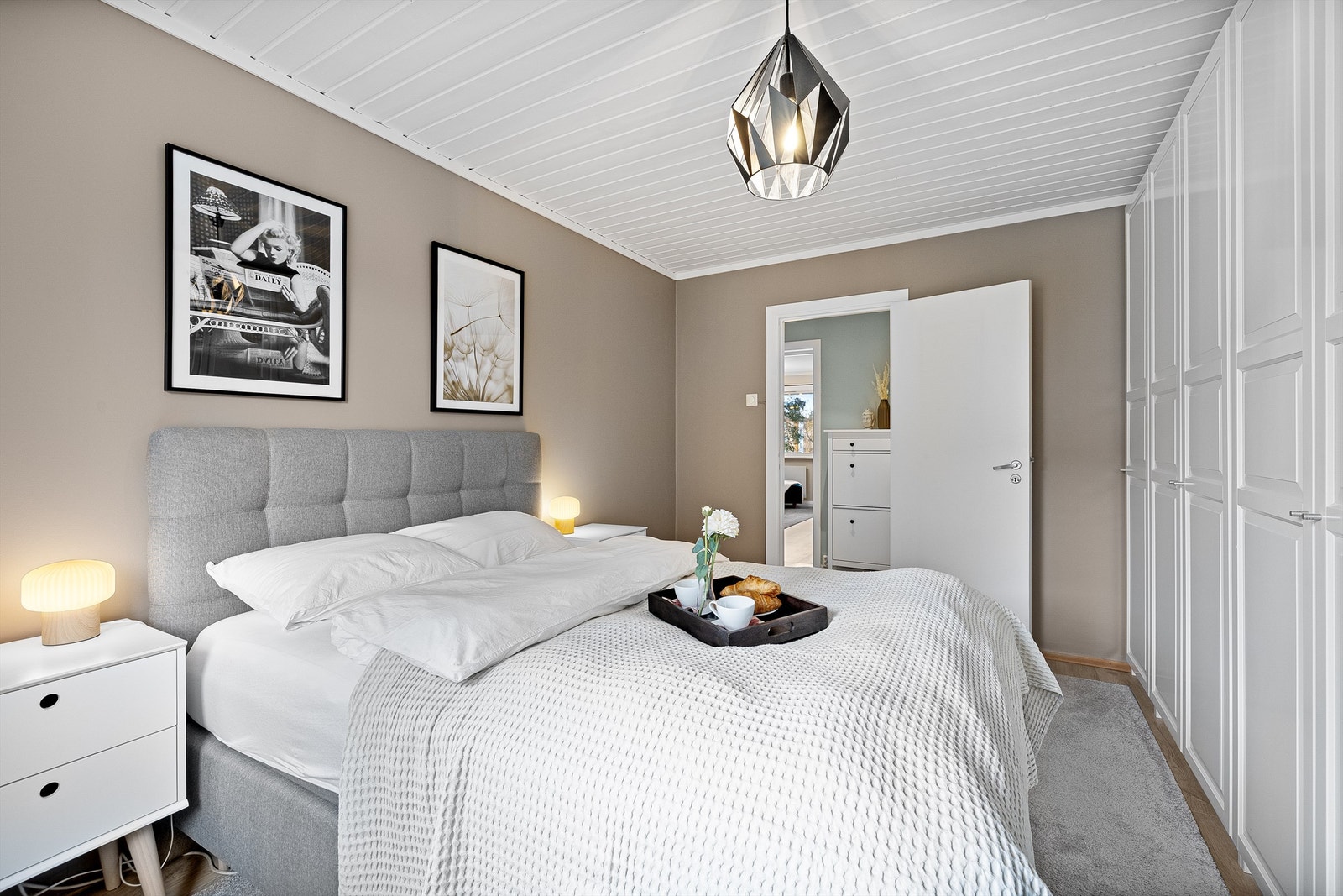 God plass til oppbevaring stort garderobeskap. Galleribilde