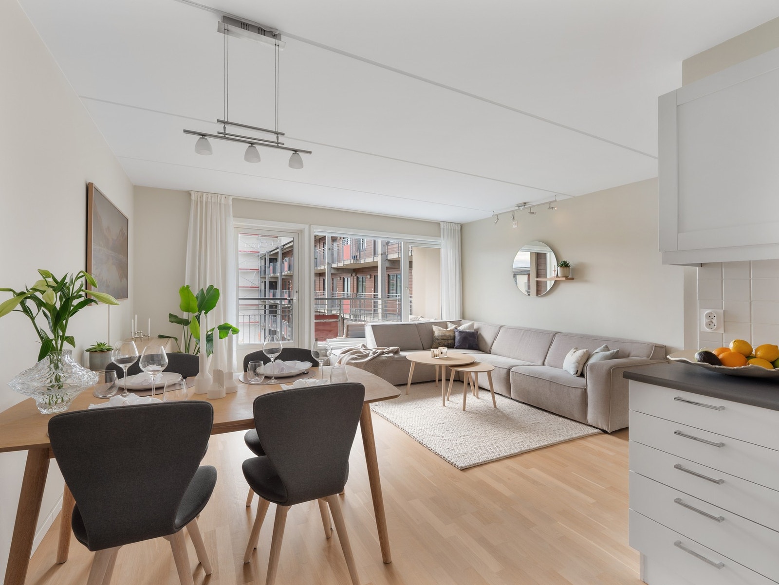 Lys og luftig stue med åpen planløsning, store vindusflater og god plass til både sofagruppe og spisebord. Galleribilde