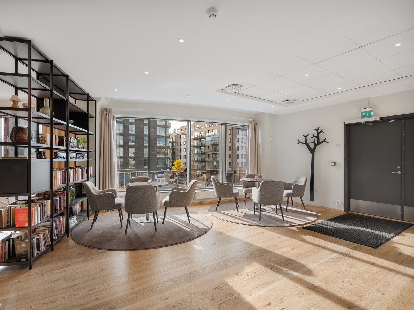 Med en Plussbolig® får du tilgang til et serviceområde med bemannet resepsjon, lobby, gjesterom, treningsrom, møterom, selskapsrom og kjøkken. Galleribilde