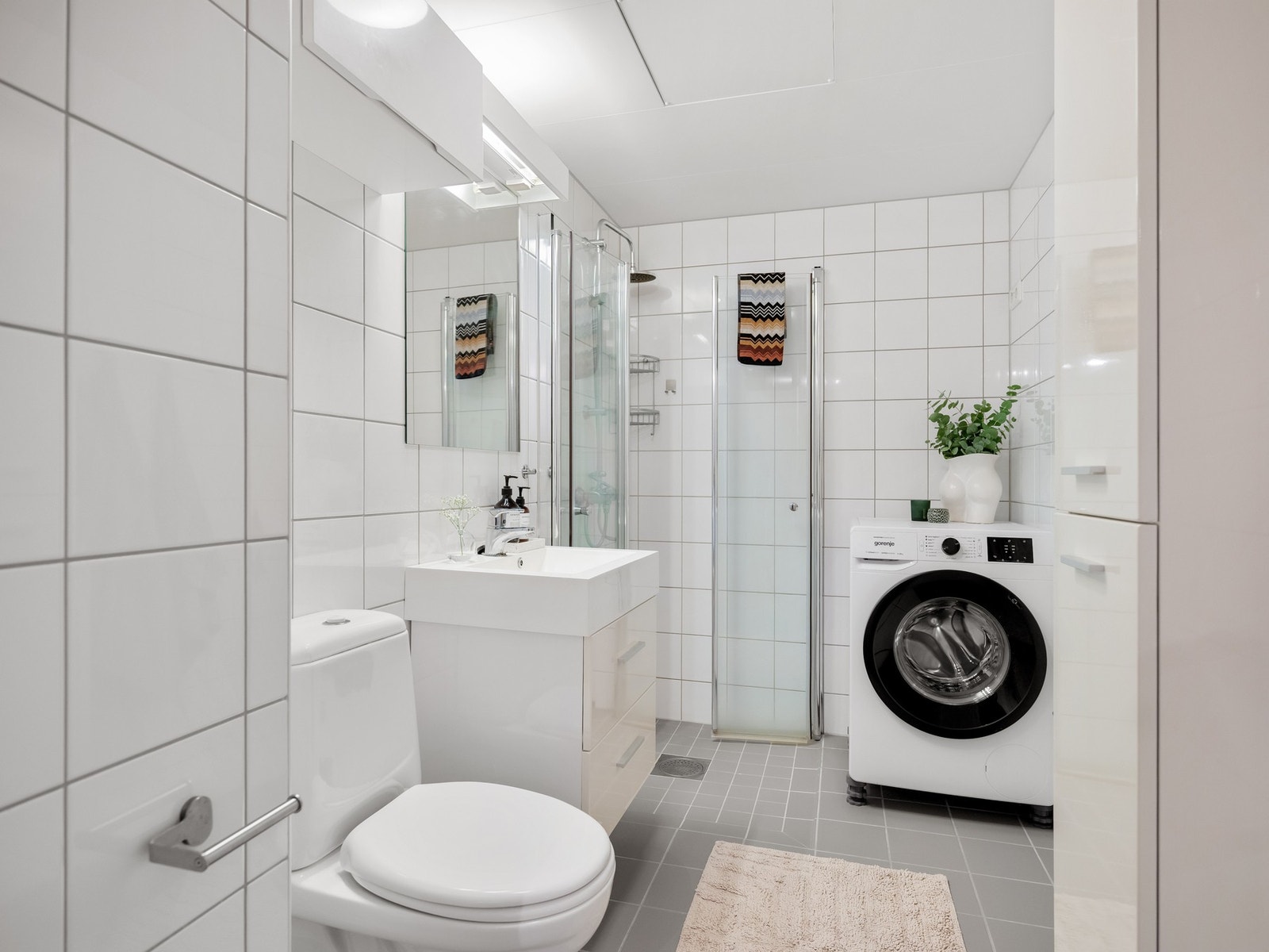Badet ligger praktisk plassert rett ved soverommet og har fliser på alle flater samt takhøyde på ca. 2,20 meter. Galleribilde