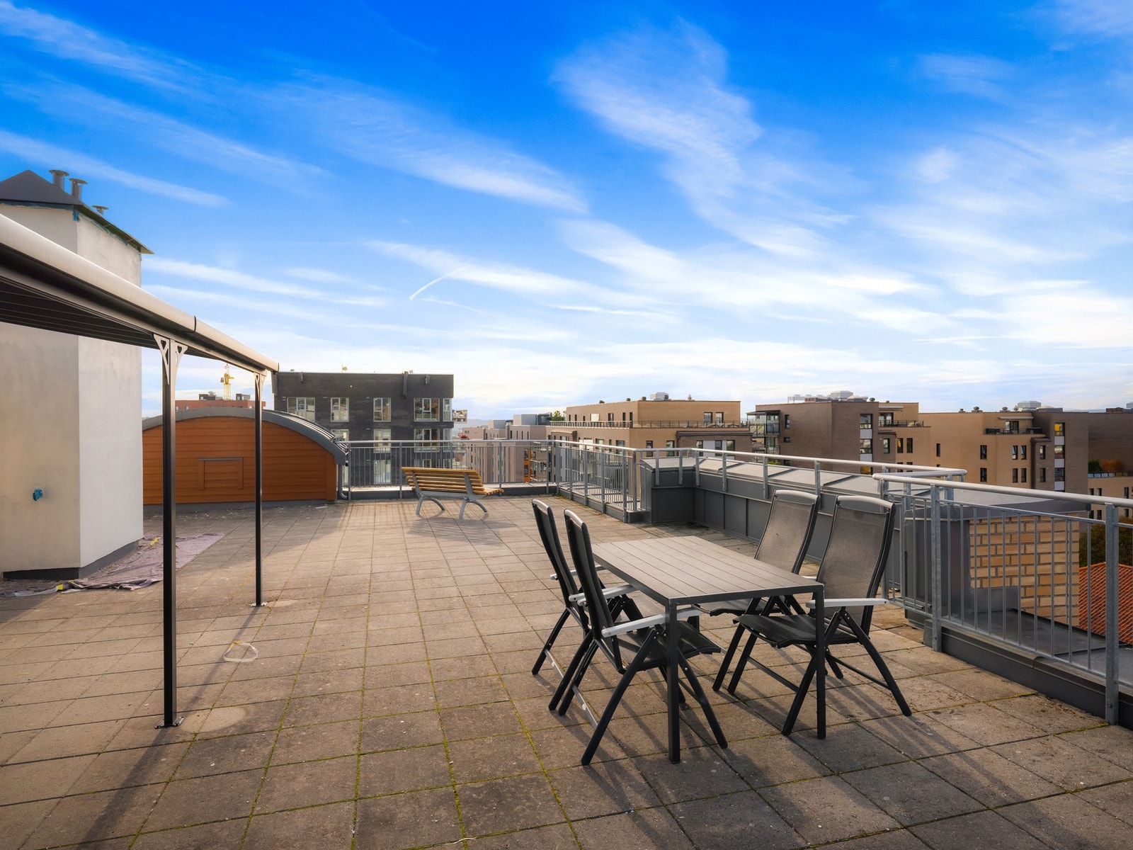 Borettslaget har en stor og flott takterrasse med sol døgnet rundt! Galleribilde
