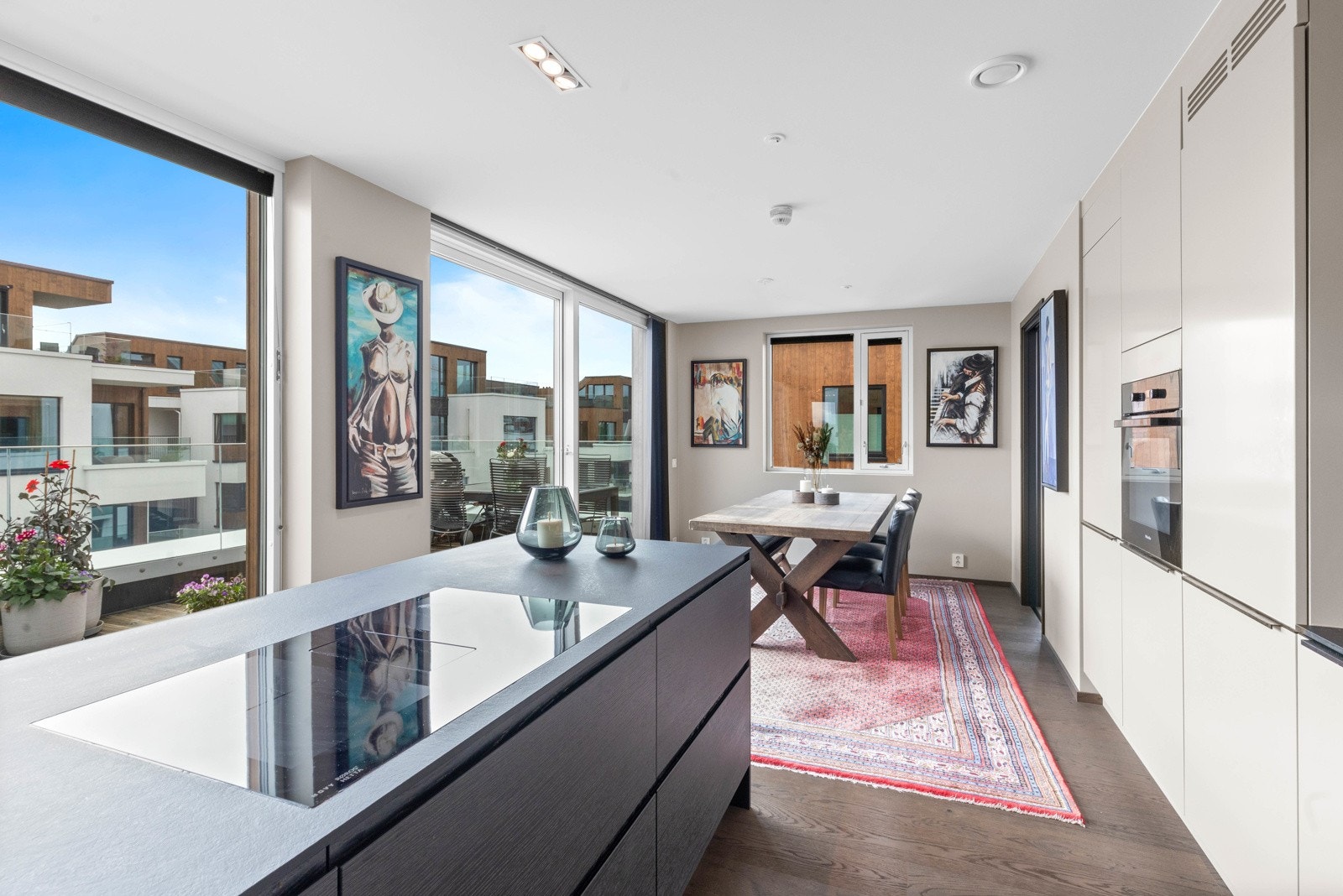 De store vindusflatene lyser pent opp leiligheten Galleribilde