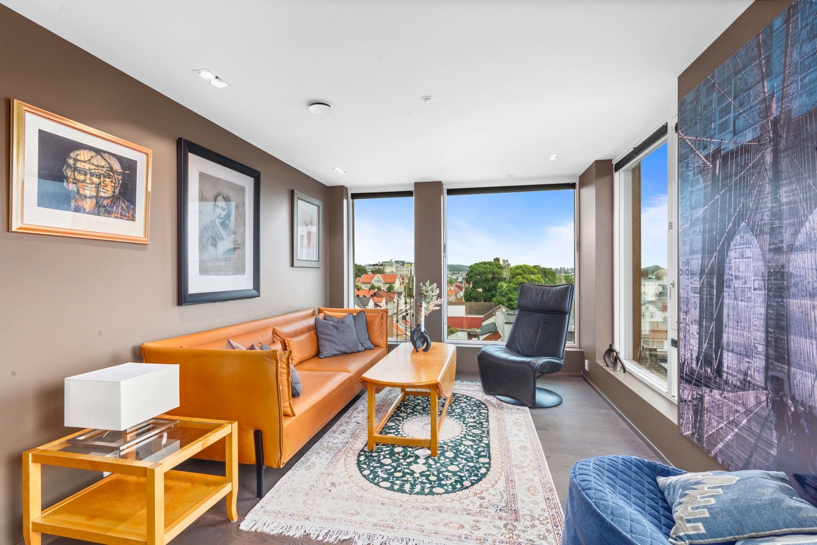 Leiligheten er malt i en varm og behagelig fargetone Galleribilde