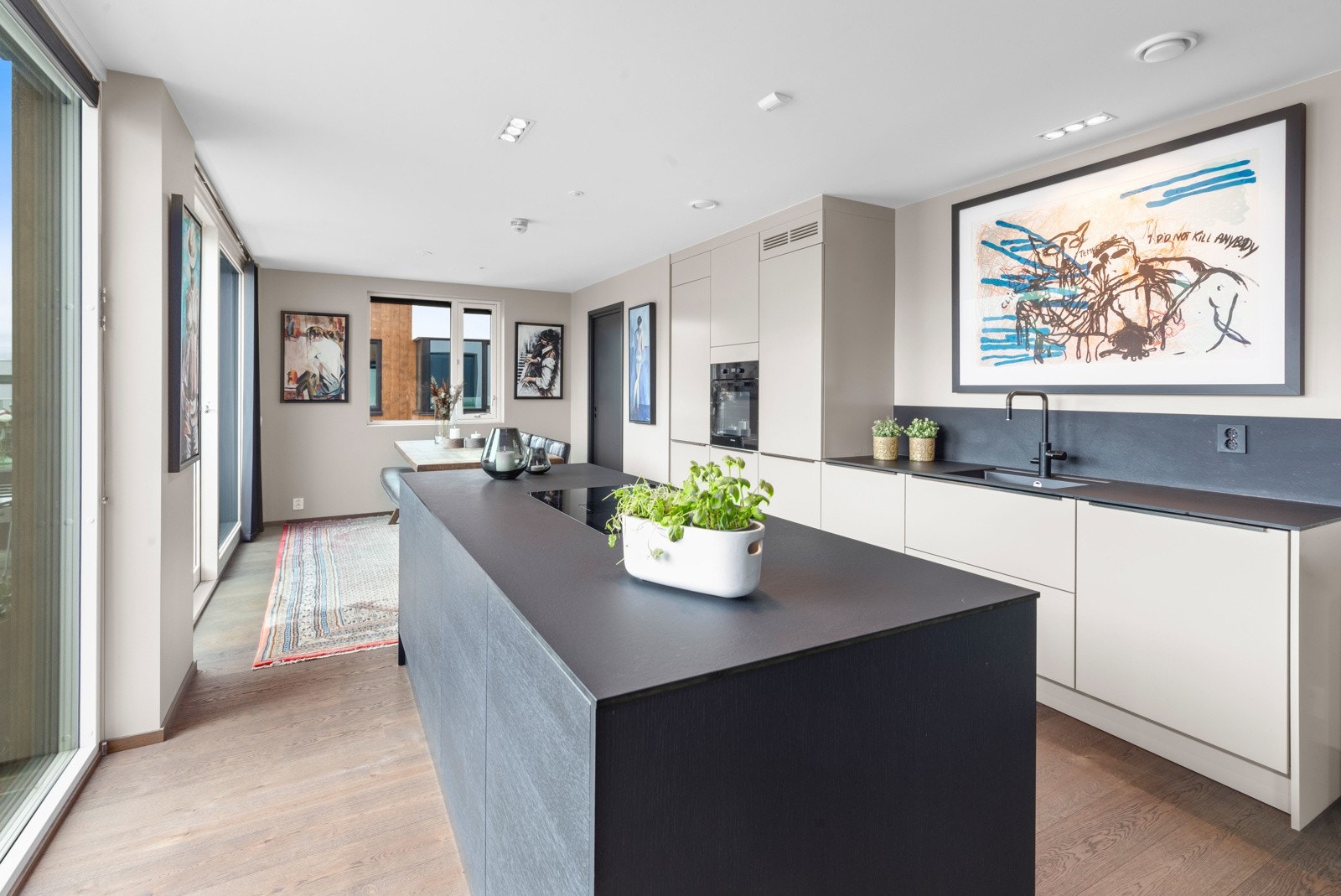 I boligens hovedetasje er det blant annet kombinert stue og kjøkken, to soverom, gang og to bad Galleribilde