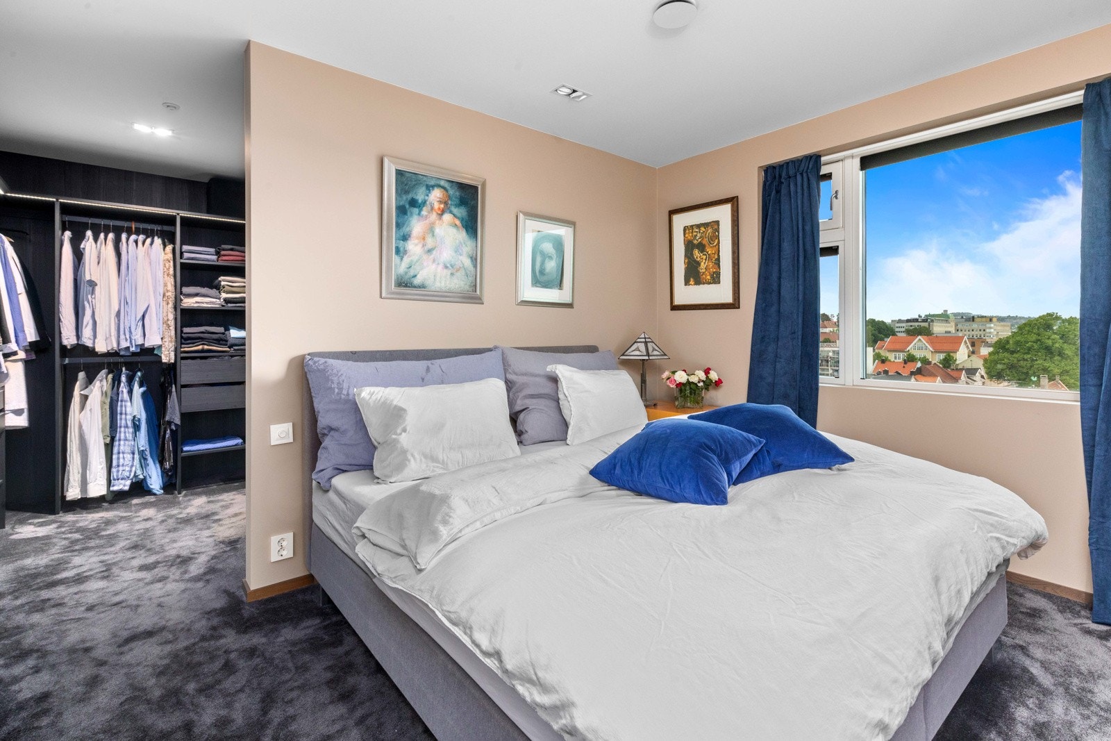 Fra soverommet er det inngang til walk in-garderobe Galleribilde