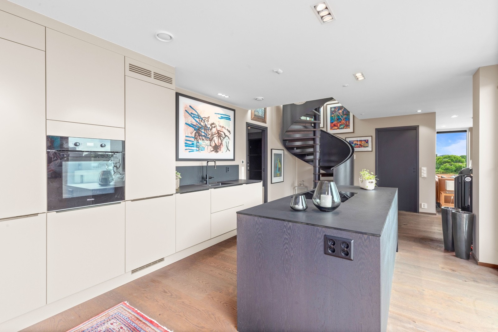 Stilrent kjøkken med masse lagringsmuligheter og store arbeidsflater Galleribilde