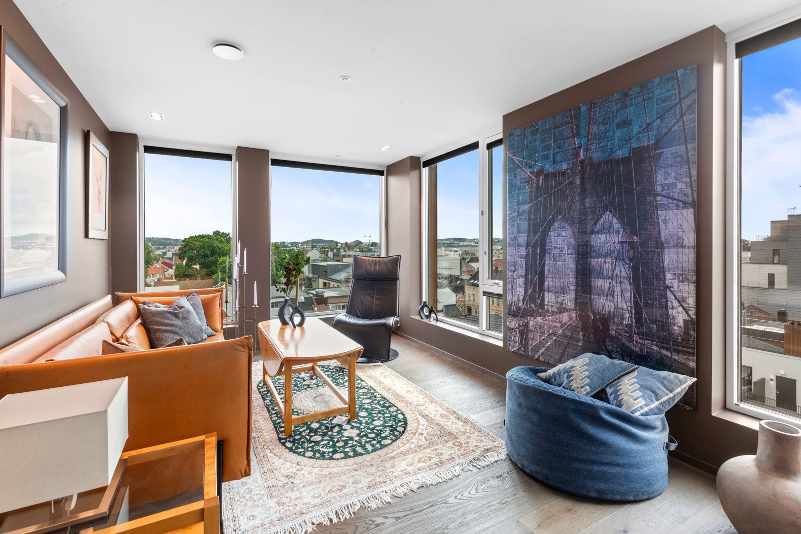 Fra stua kan man nyte utsikten utover Kvadraturen fra sofahjørnet Galleribilde