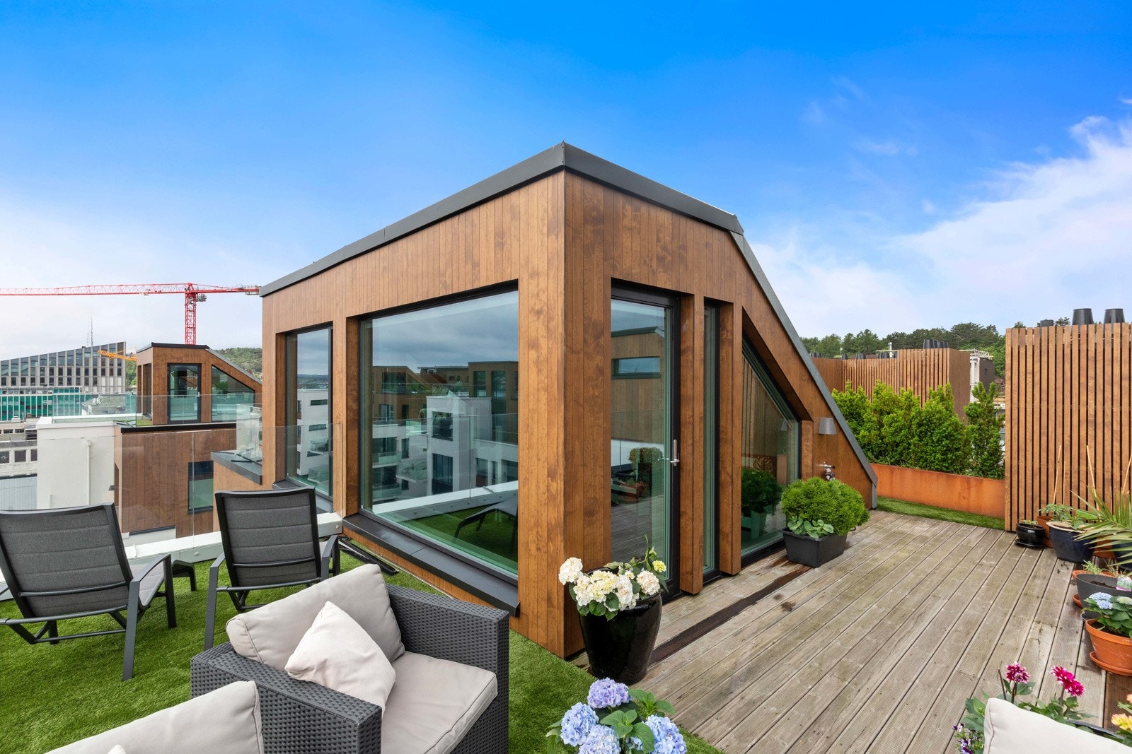 Takterrassen er fantastisk og kan enkelt deles inn i soner. Det er blant annet lagt kunstgress for å dele opp terrassen Galleribilde