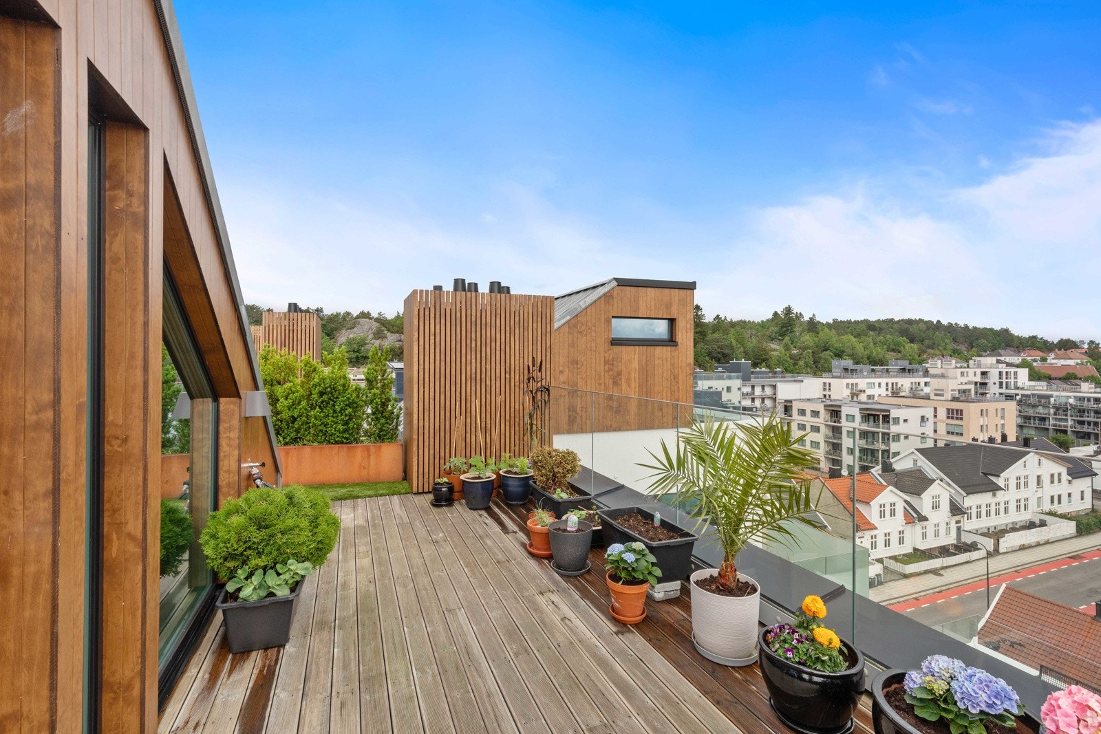 Det er god plass til blant annet plantekasser hvor man kan dyrke sin egen lille kjøkkenhage Galleribilde