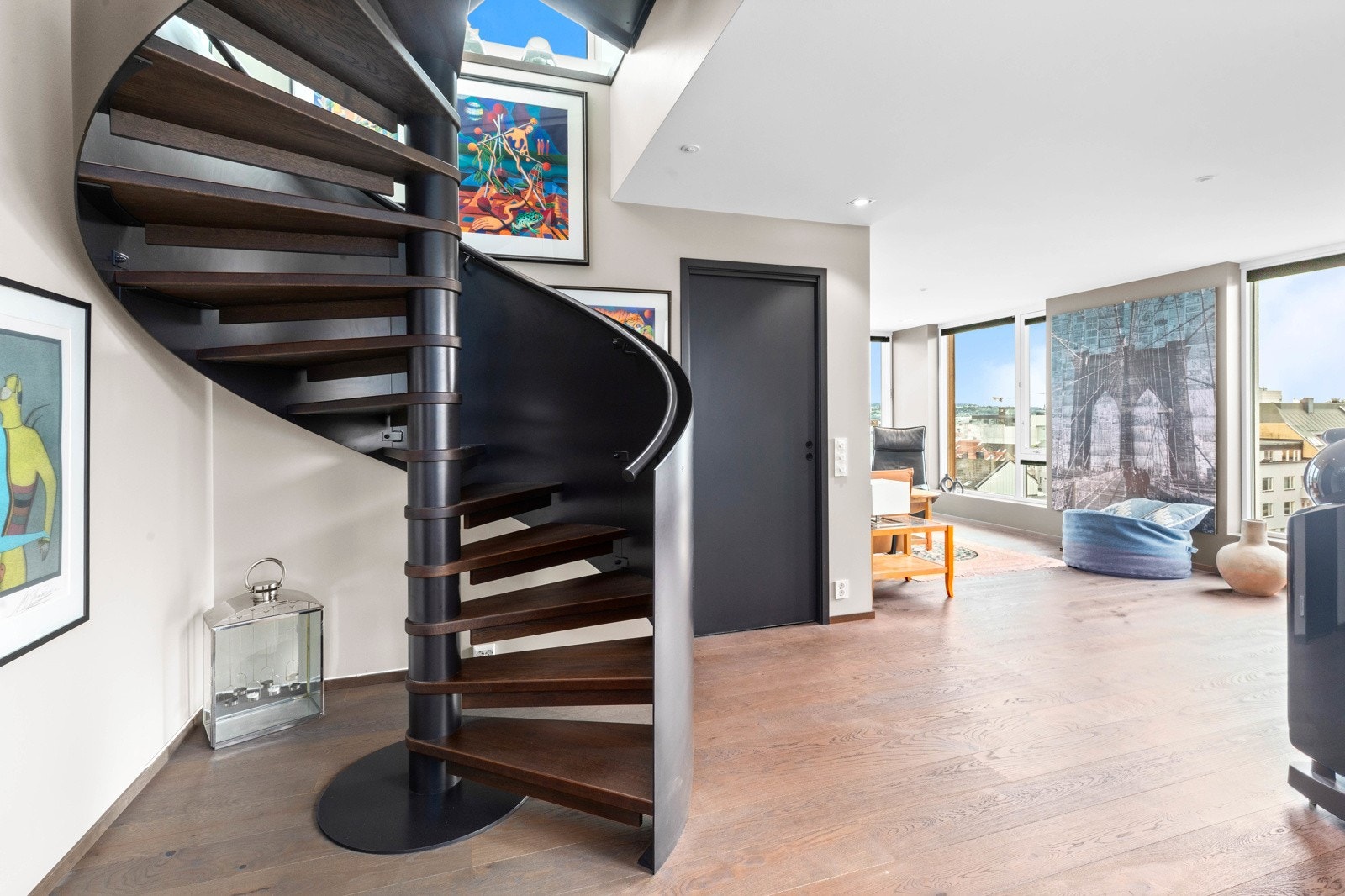 Trappeoppgang opp til leilighetens andre etasje Galleribilde