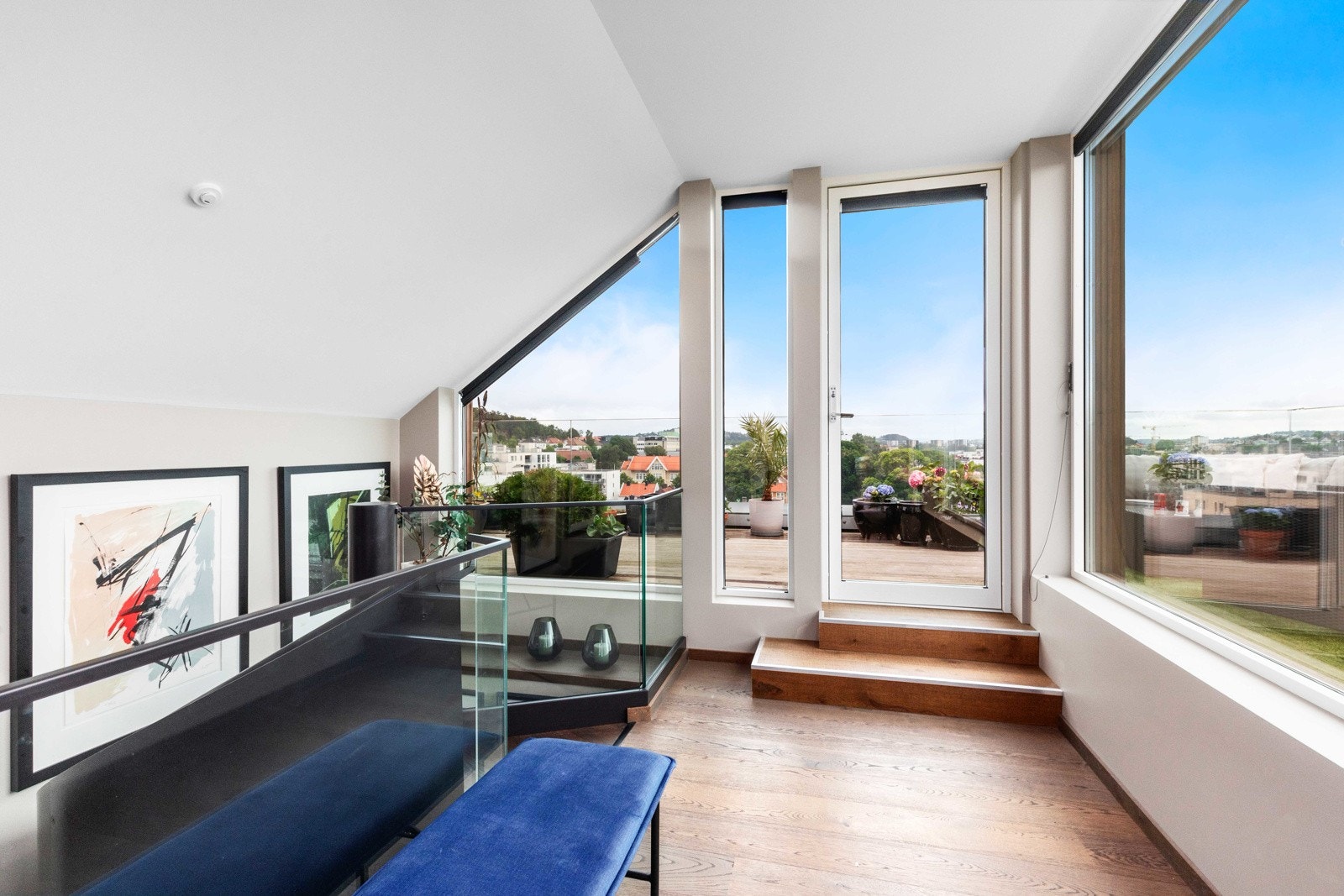 I boligens andre etasje er det utgang til romslige takterrasser med ypperlige solforhold Galleribilde