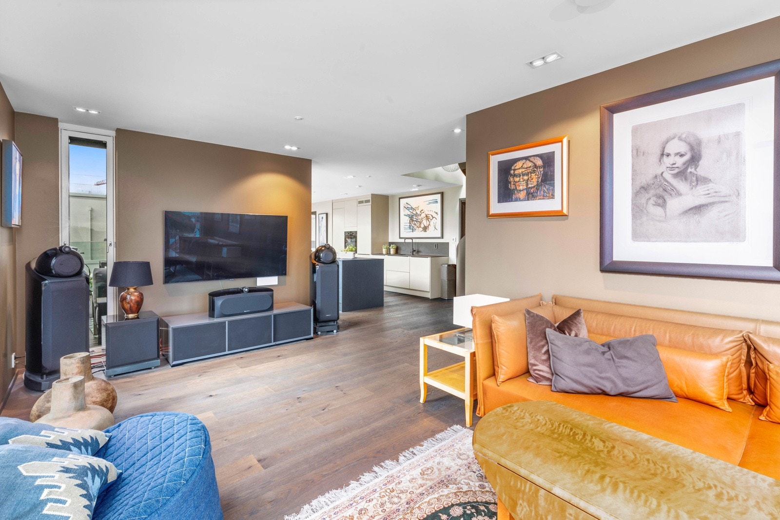 Fra stua er det åpent inn til kjøkkenet Galleribilde