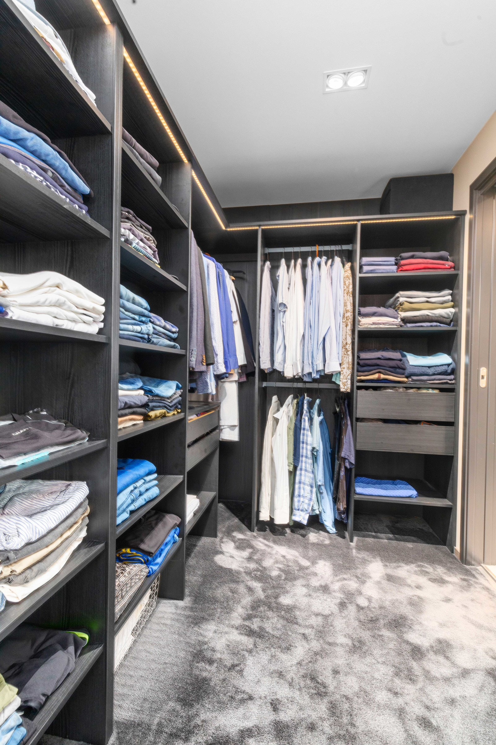 Leiligheten er oppgradert med praktisk garderobeløsning Galleribilde