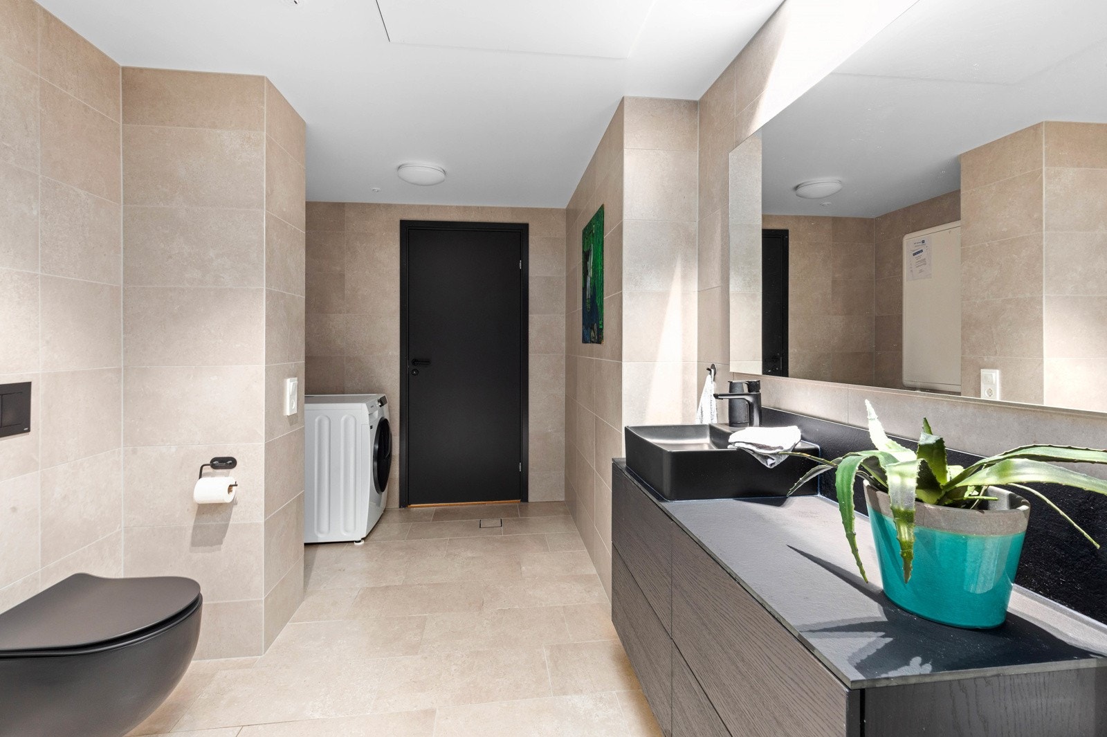 Bad nr 2 med inngang fra både soverom nr 2 og inngangsparti Galleribilde