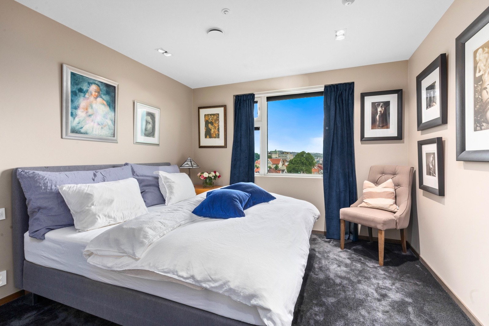 Romslig hovedsoverom med god plass til dobbeltseng Galleribilde