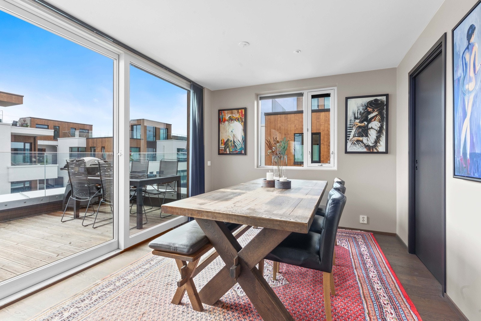 Ved kjøkkenet er det god plass til et større langbord. Terrassen fungerer som en utvidelse av rommet hele sommerhalvåret Galleribilde