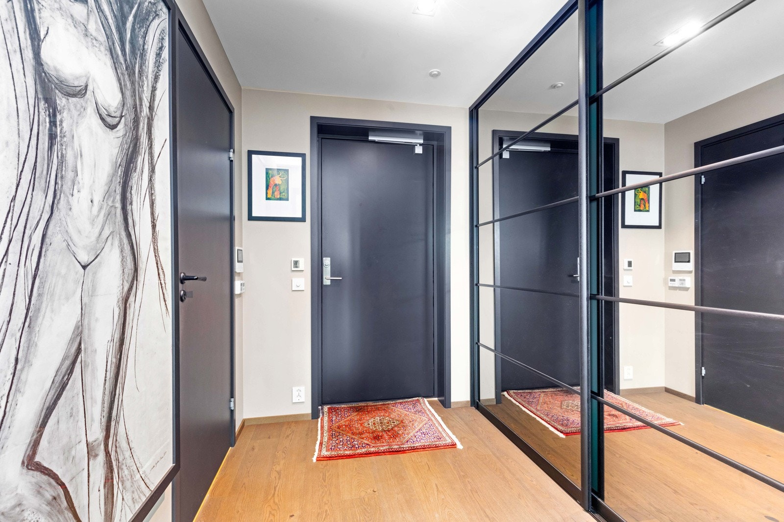 Inngangsparti med praktisk skyvedørsgarderobe Galleribilde