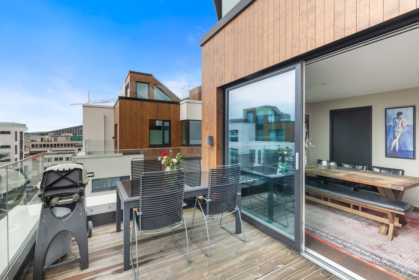 Terrassen er vendt mot sydøst og har følgelig gode solforhold på formiddagen Galleribilde