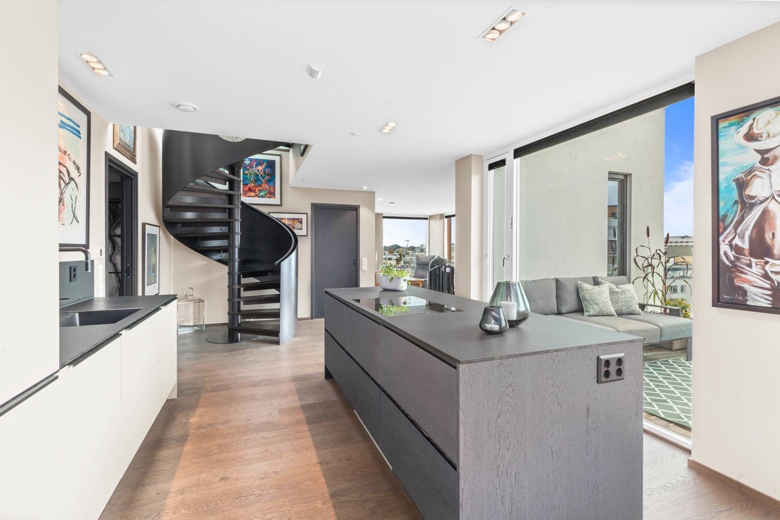 Leiligheten har en gjennomgående høy standard Galleribilde