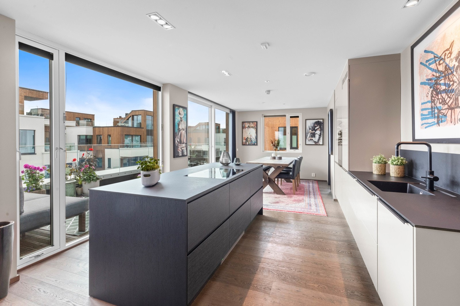 Boligen går over to etasjer med terrasseområder i begge etasjene Galleribilde