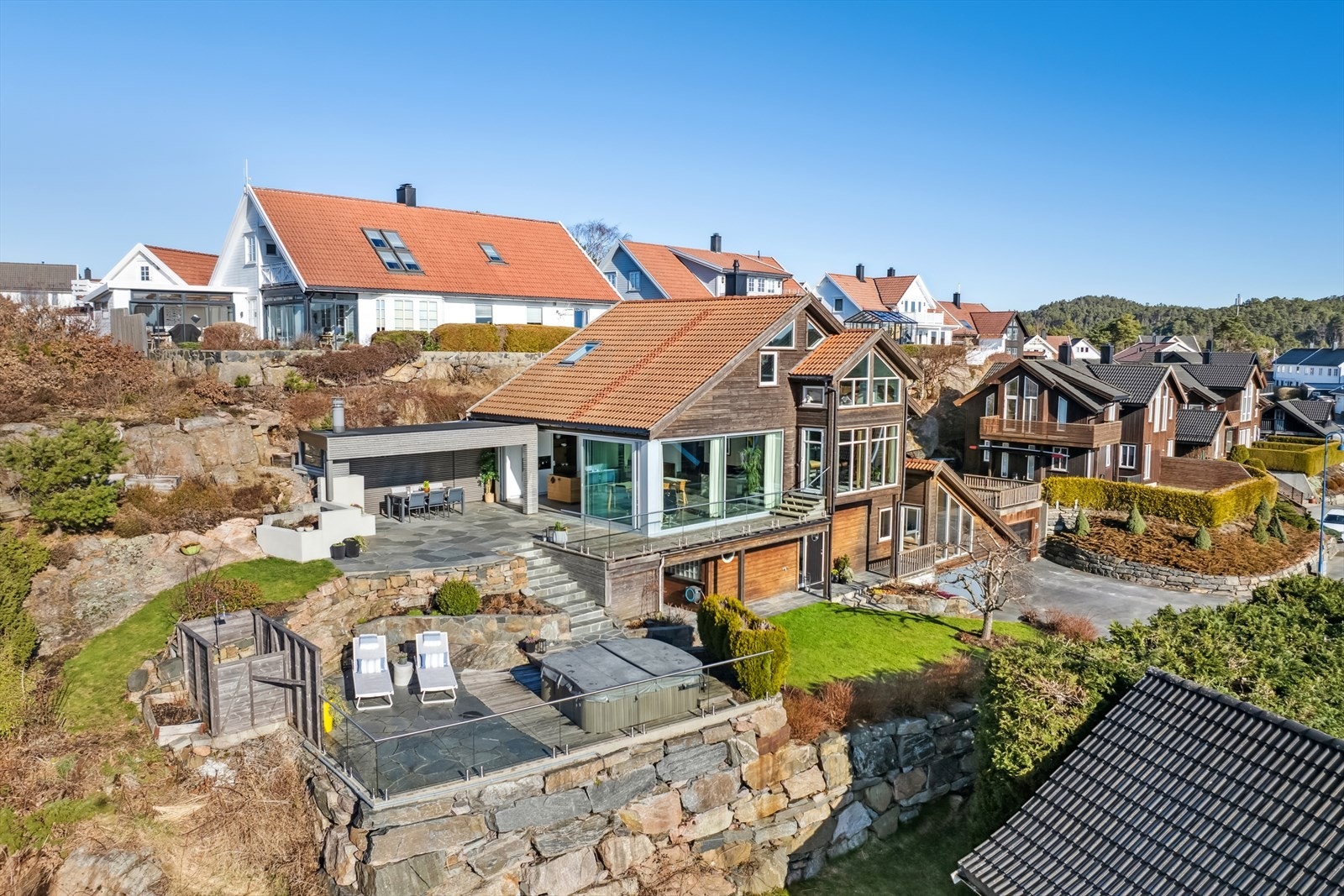 Ekslusiv villa med høy standard og et delikat og anvendelig uteområde med sol hele dagen Galleribilde