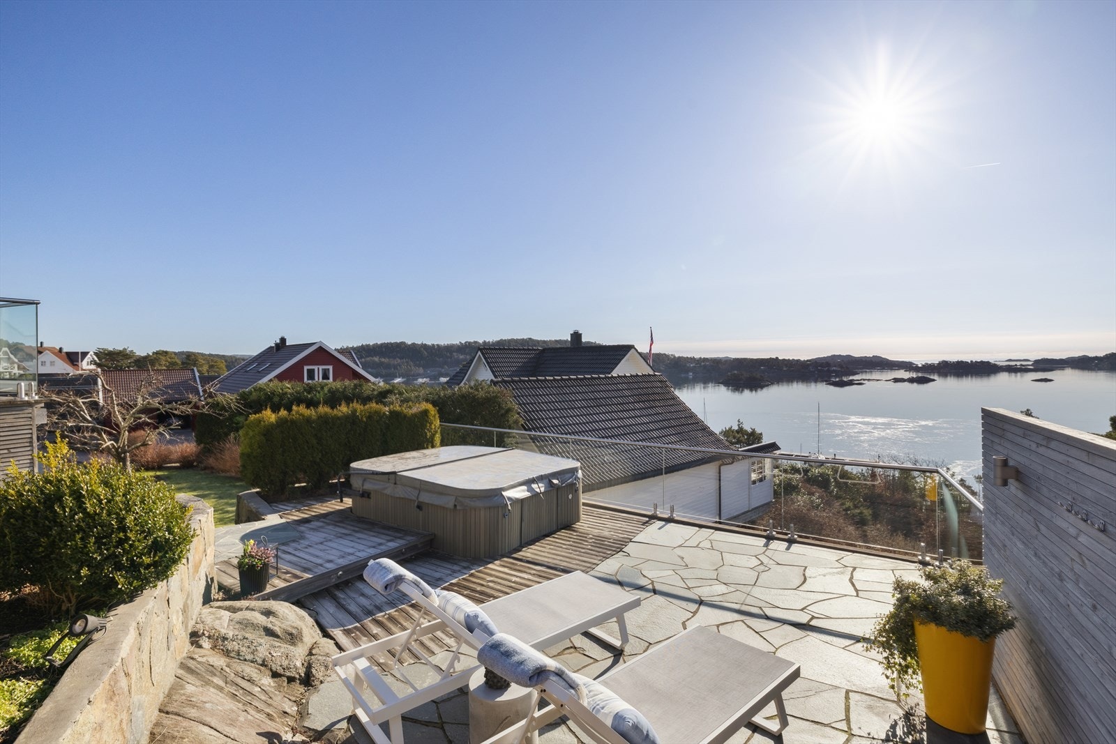 Uteområdet har flere nivåer og bruksmuligheter Galleribilde