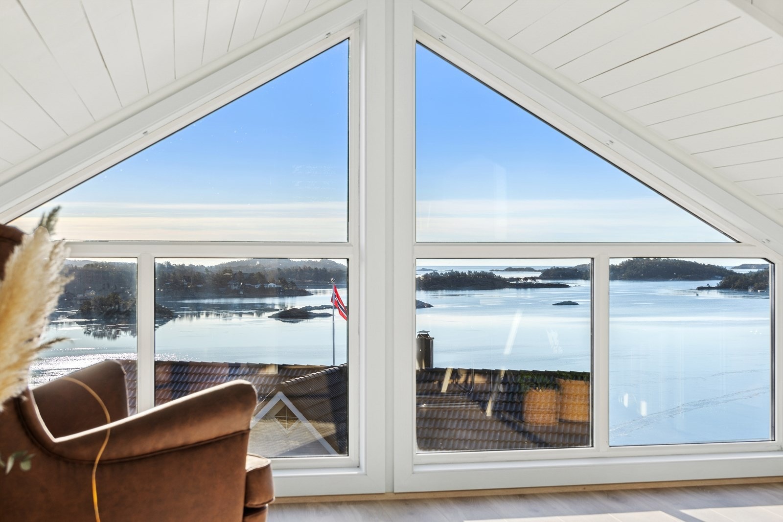 Loftstuen byr på en fantastisk sjøutsikt Galleribilde