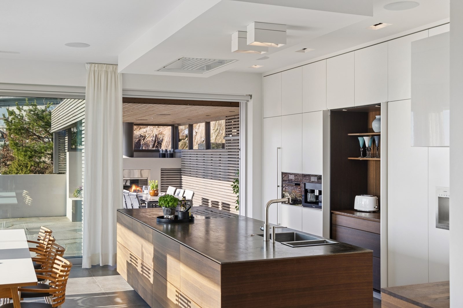 Dansk High-end kjøkken fra Multiform (2016) har et stilfullt uttrykk og gode arbeidsflater Galleribilde