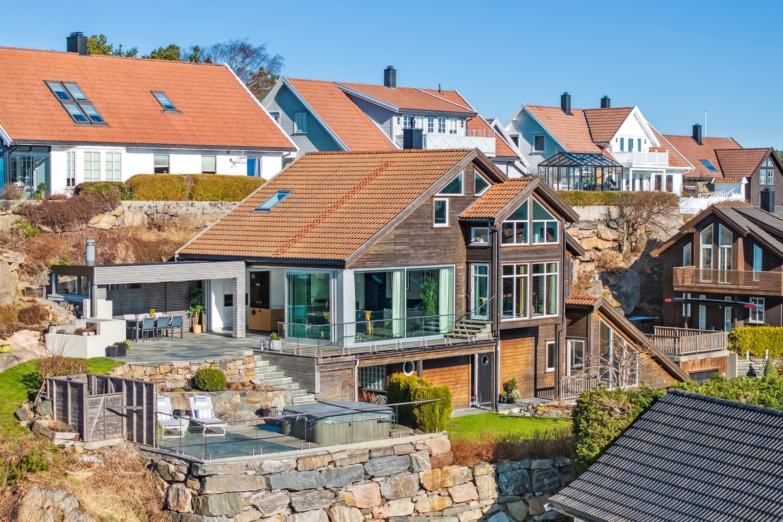 Ausvigheia i Søgne er et veletablert og barnevennlig område hvor barna trygt kan vokse opp. Det er tilrettelagt med mye gang og sykkelsti til barnehager, skoler og butikker på Lunde og Tangvall sentrum. Galleribilde