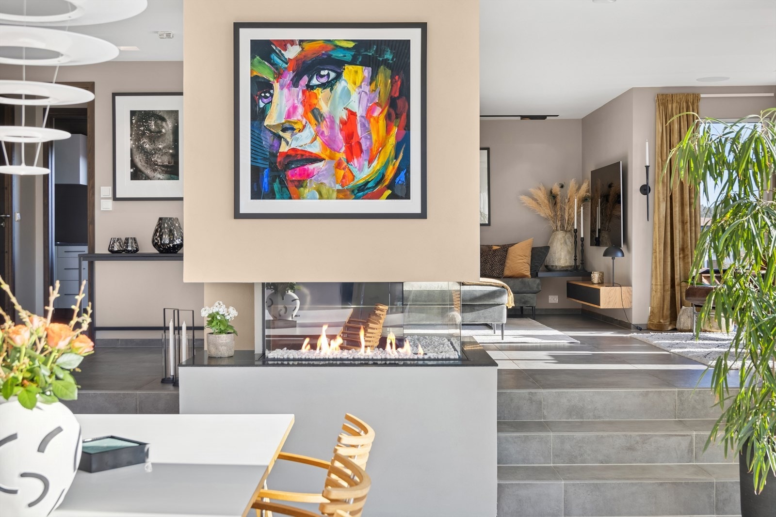 Gasspeis nyter som en stilfull romdeler mellom kjøkken og stue Galleribilde