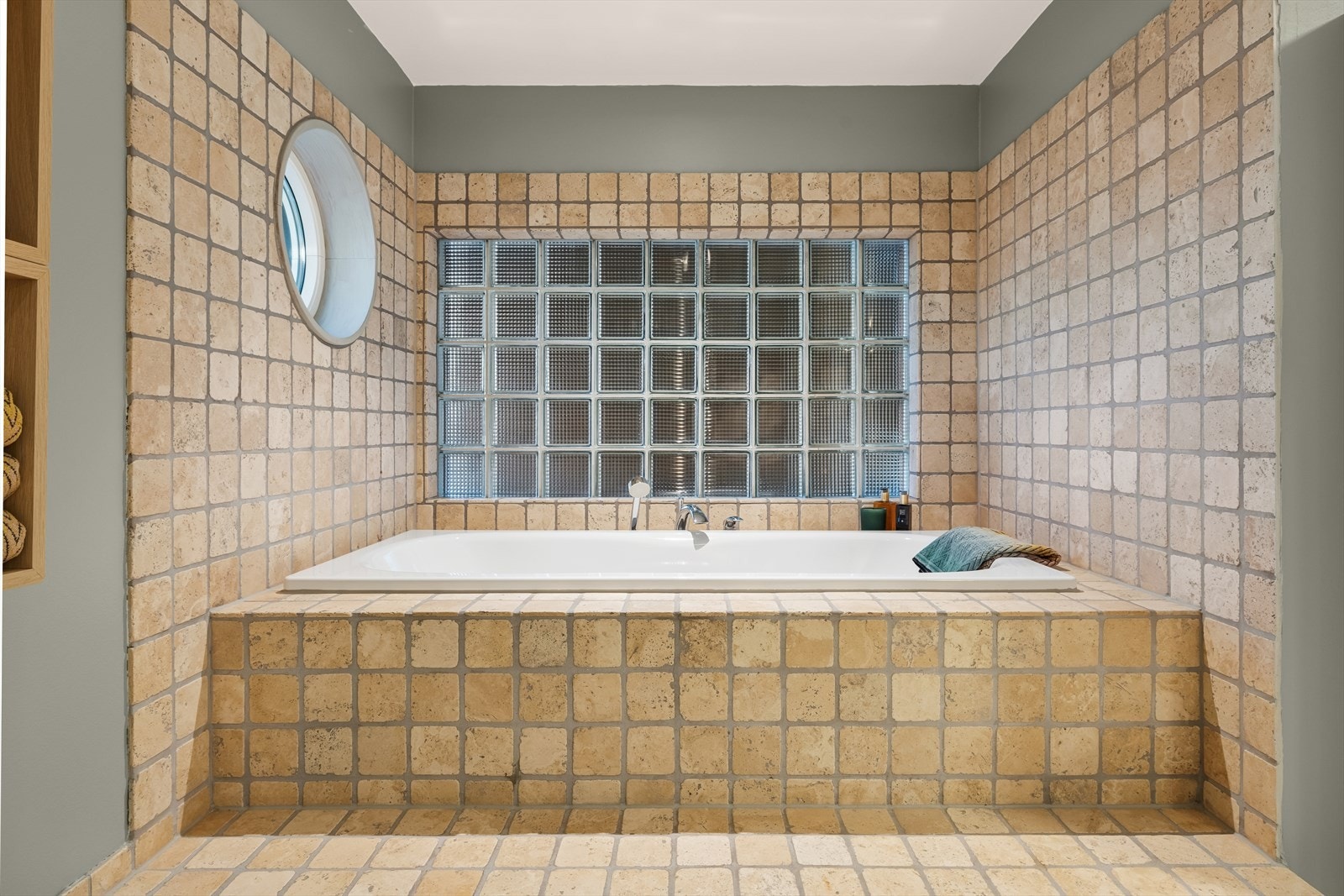 Lekkert innmuret badekar for "spa - følelsen" Galleribilde