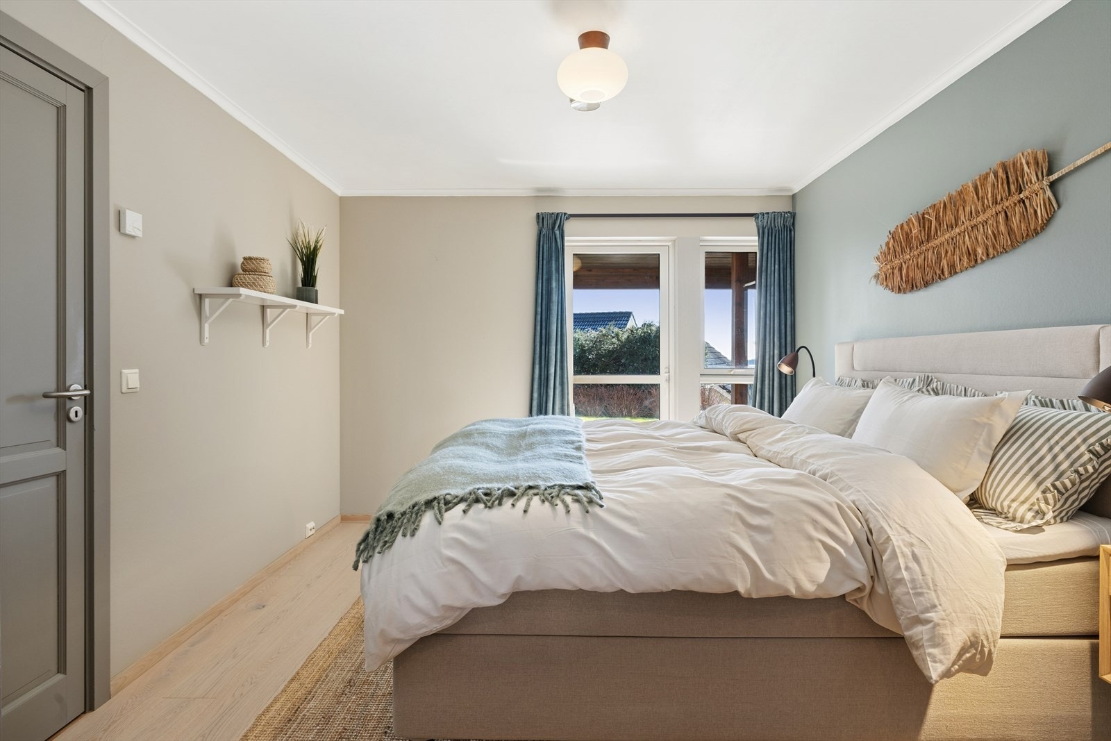 Boligen har totalt fire soverom, tre i underetasjen og ett i loftsetasjen Galleribilde