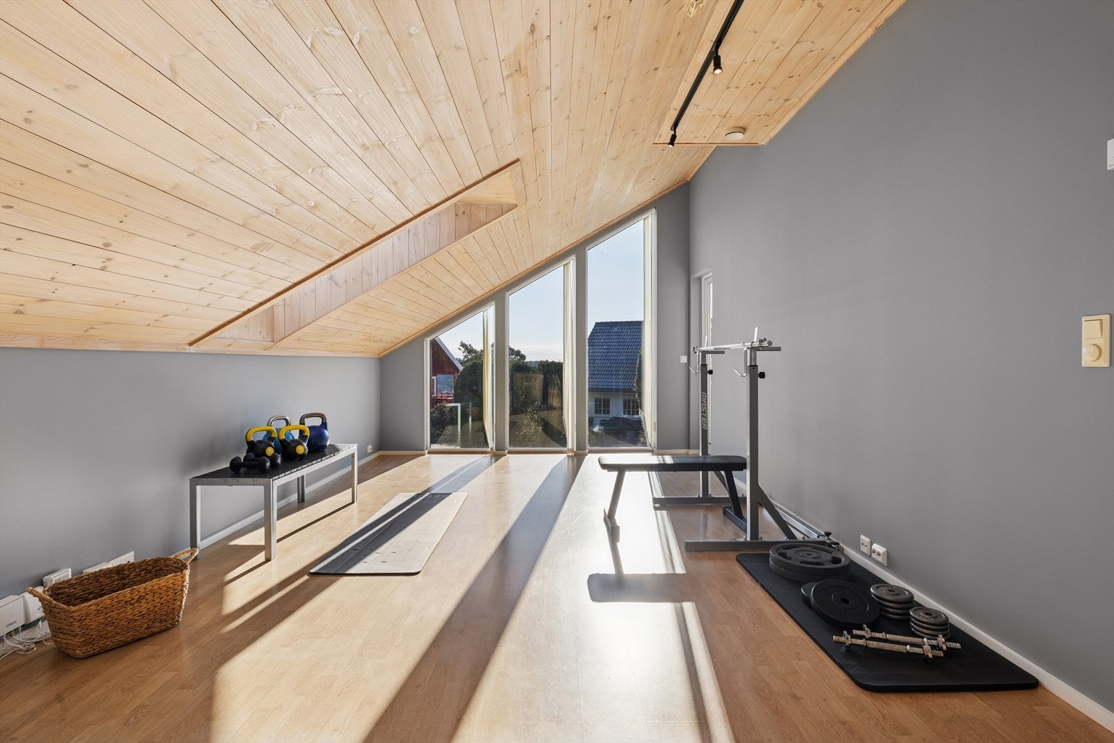 Rommet over garasjen er benyttet som treningsrom Galleribilde