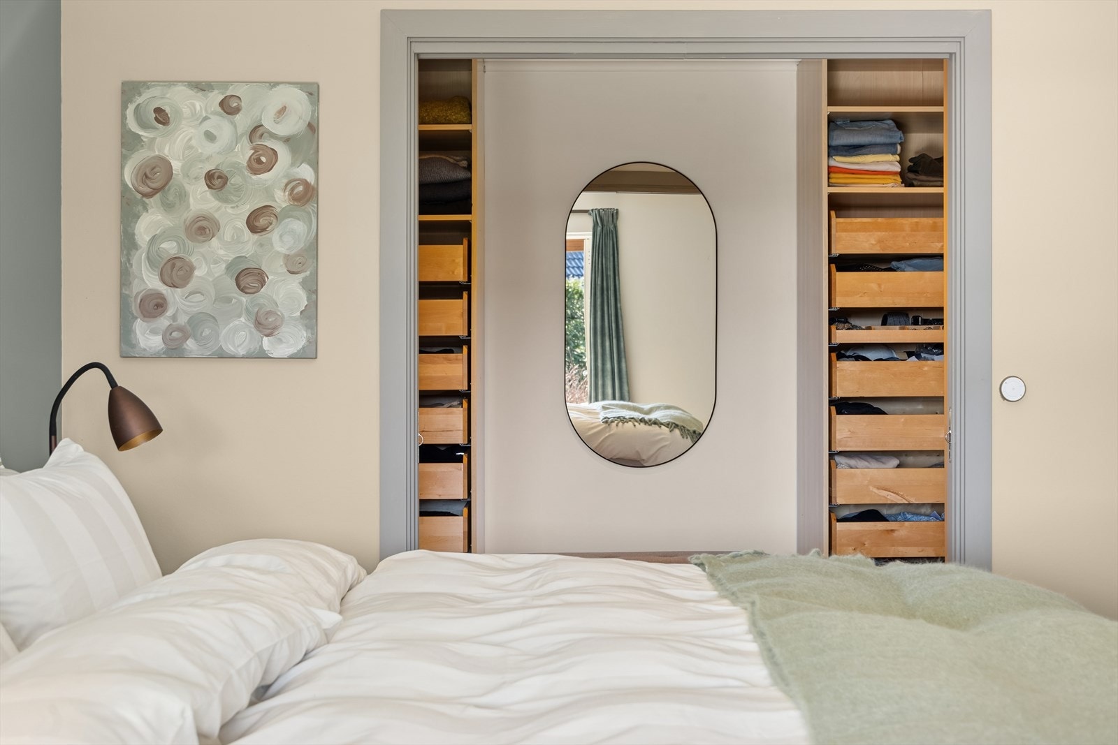 Hovedsoverom i underetasjen har walk-in closet Galleribilde