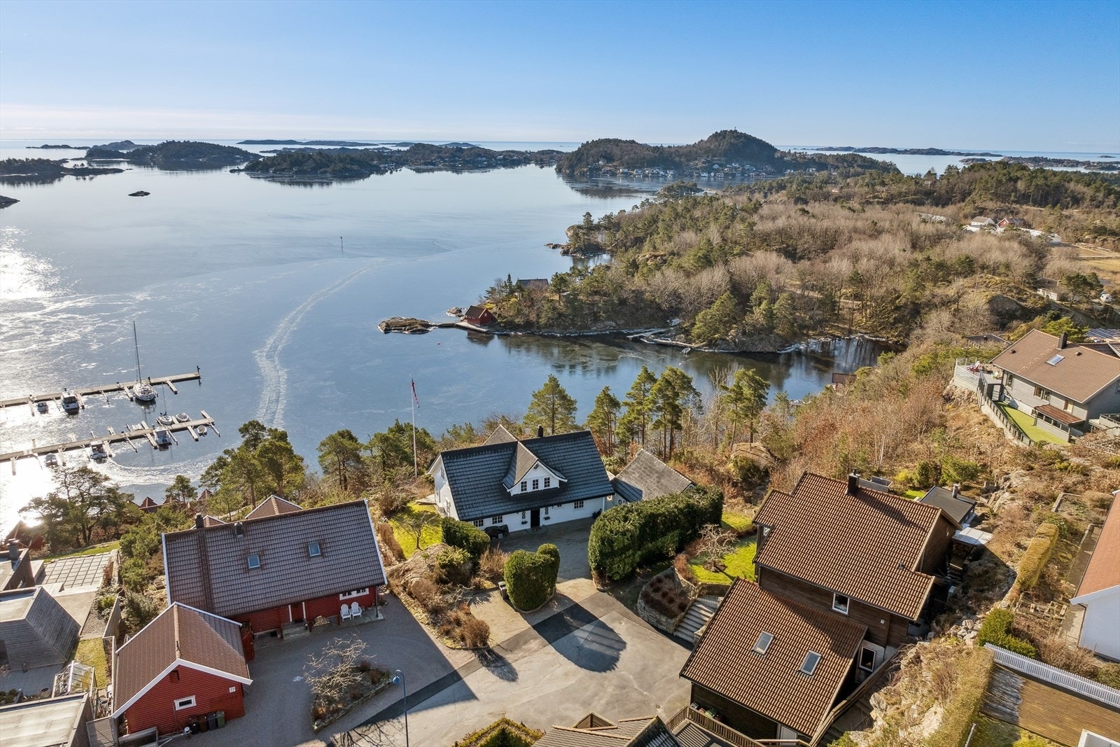 Eiendommen ligger med en umiddelbar nærhet til sjøen og har sti ned til sandstrand og kort gange til småbåthavnen Galleribilde