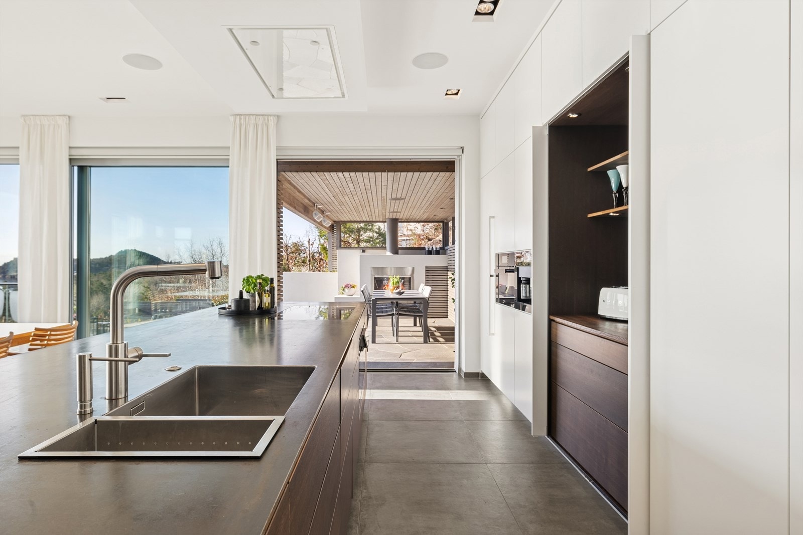 Utvid innerommet med store skyvedører ut mot hagestuen Galleribilde