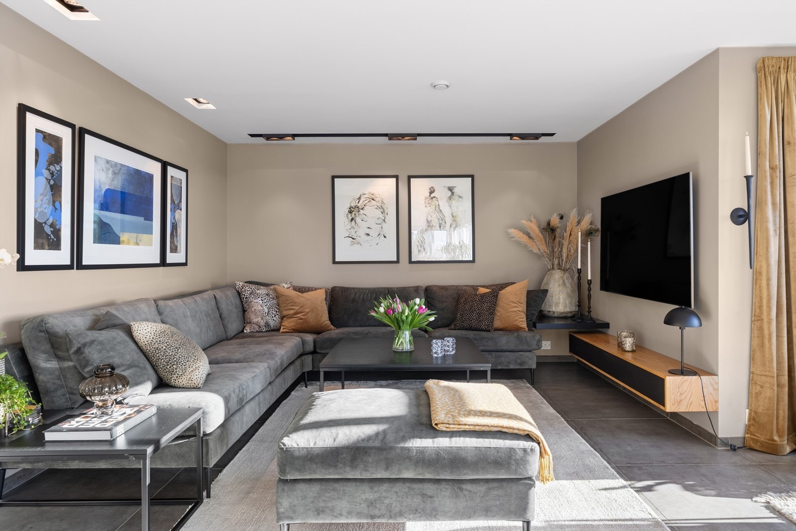 Lun og romslig stue med god belysning integrert i tak Galleribilde