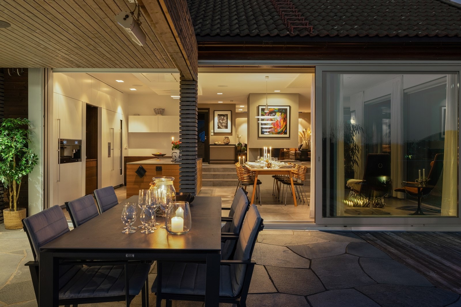 Hagestuen har overbygg og varmelamper med fjernstyring slik at uterommet kan nytes store deler av året Galleribilde